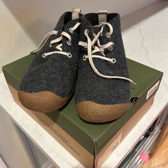 Keen Mosey Chukka boots. Grey with beige sole and laces. Brand new with box. - Picture 4 of 7